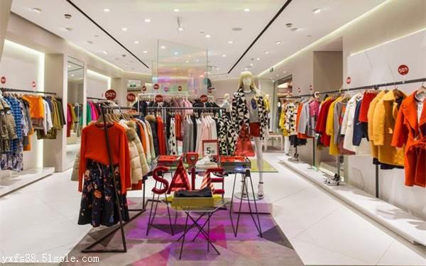 折扣服裝店必備的衣服掛版陳列技巧 讓店鋪煥然一新